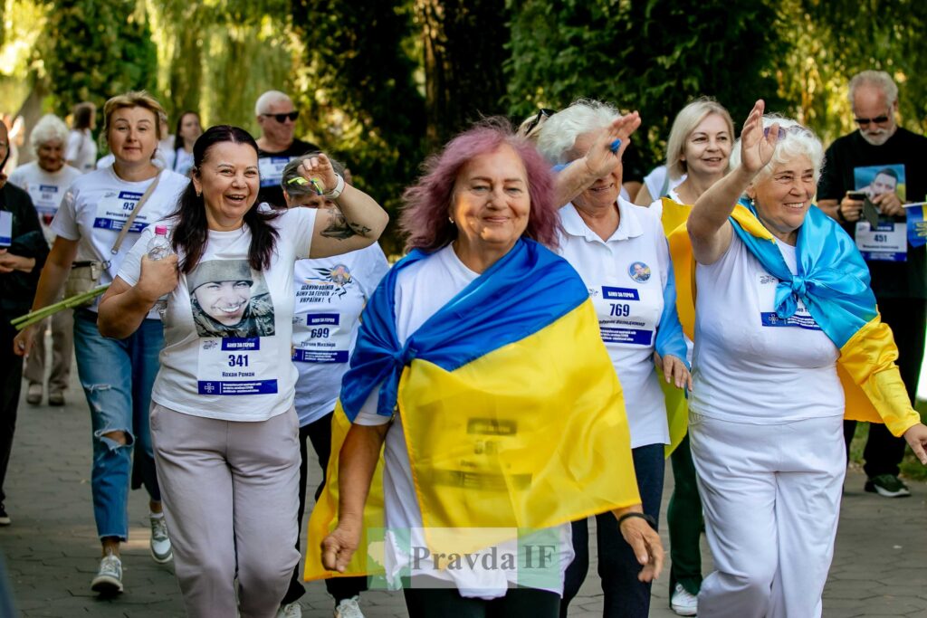 Жінки на заході, загорнуті в українські прапори
