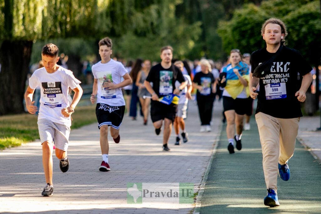 Бігуни на марафоні в парку
