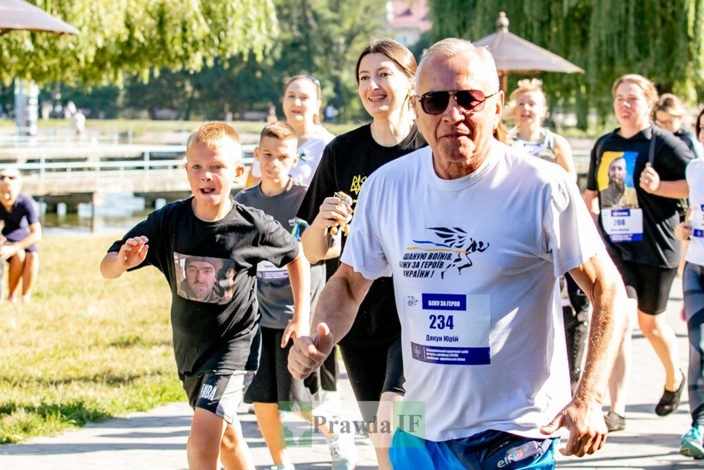 Люди біжать марафон у сонячному парку.