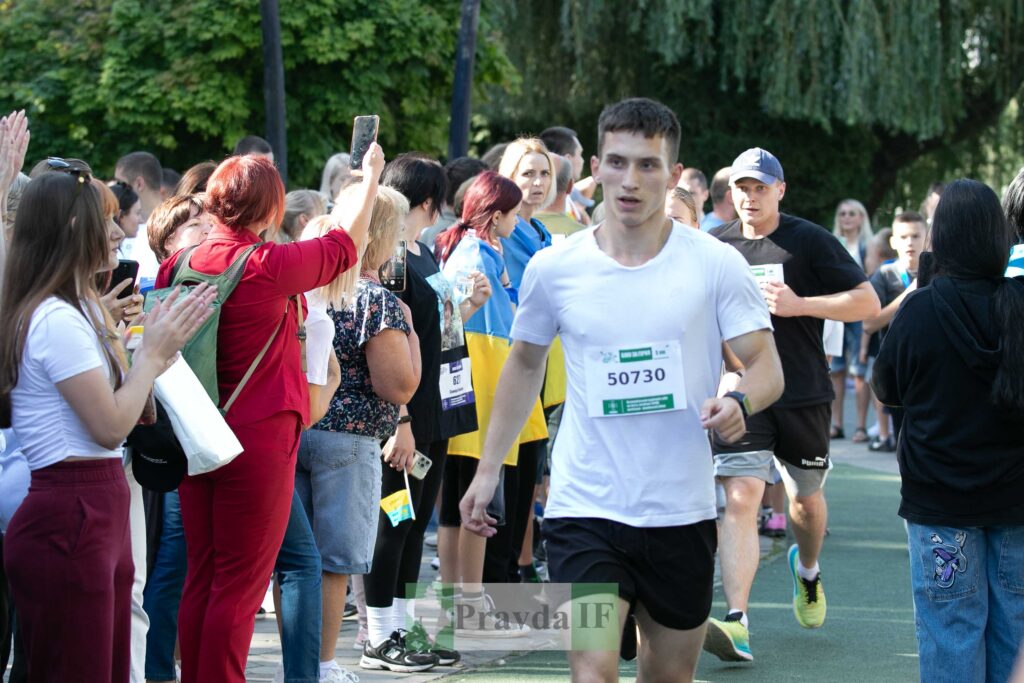 Забіг у парку з глядачами