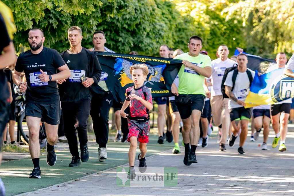 Масовий забіг учасників з прапором України