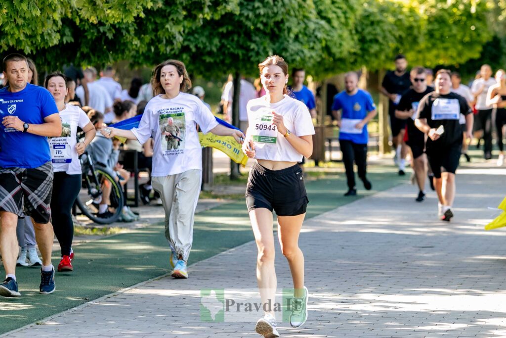 Група людей біжить марафон у парку