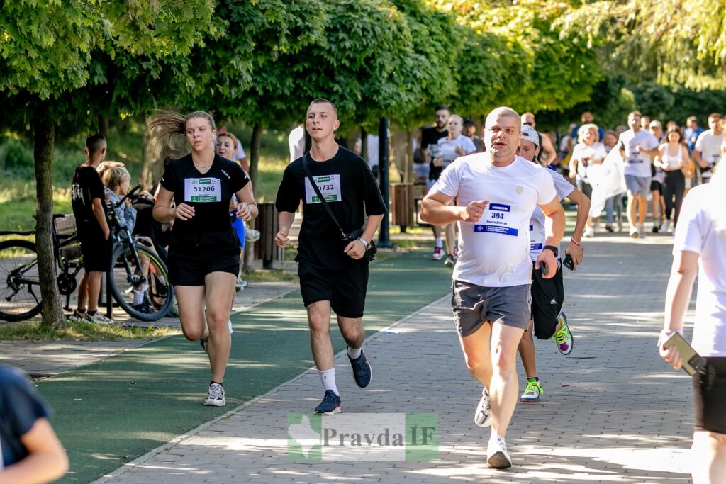 Група людей біжить у парку на змаганнях