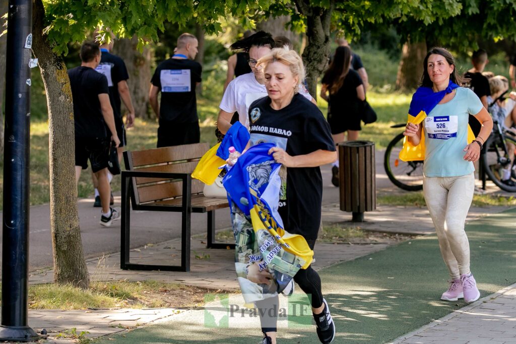 Жінки бігають на марафоні з прапорами України