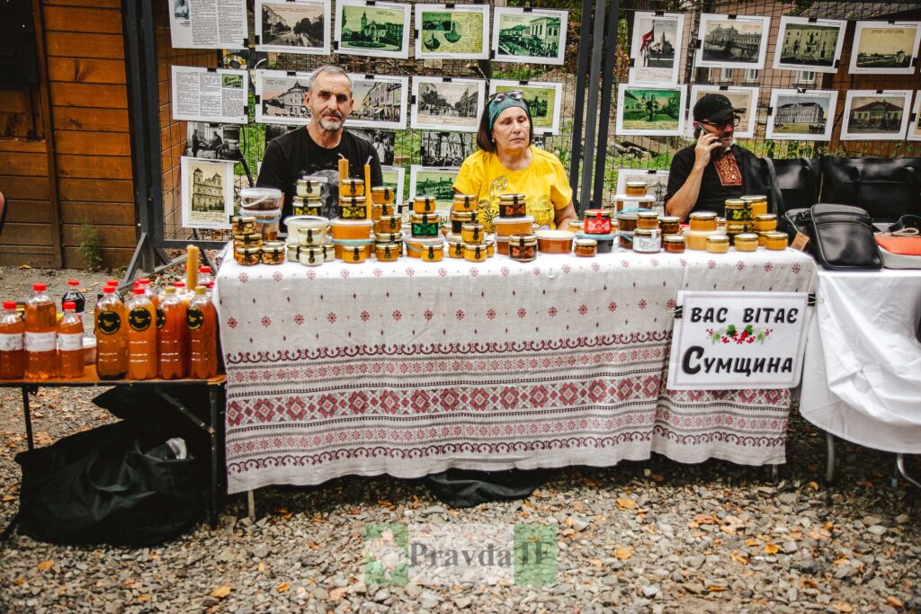 Торгівля медом на ярмарку, традиційний український стіл.