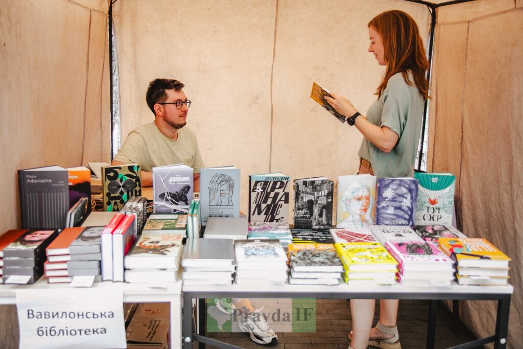 Книжковий ярмарок, люди обирають книги