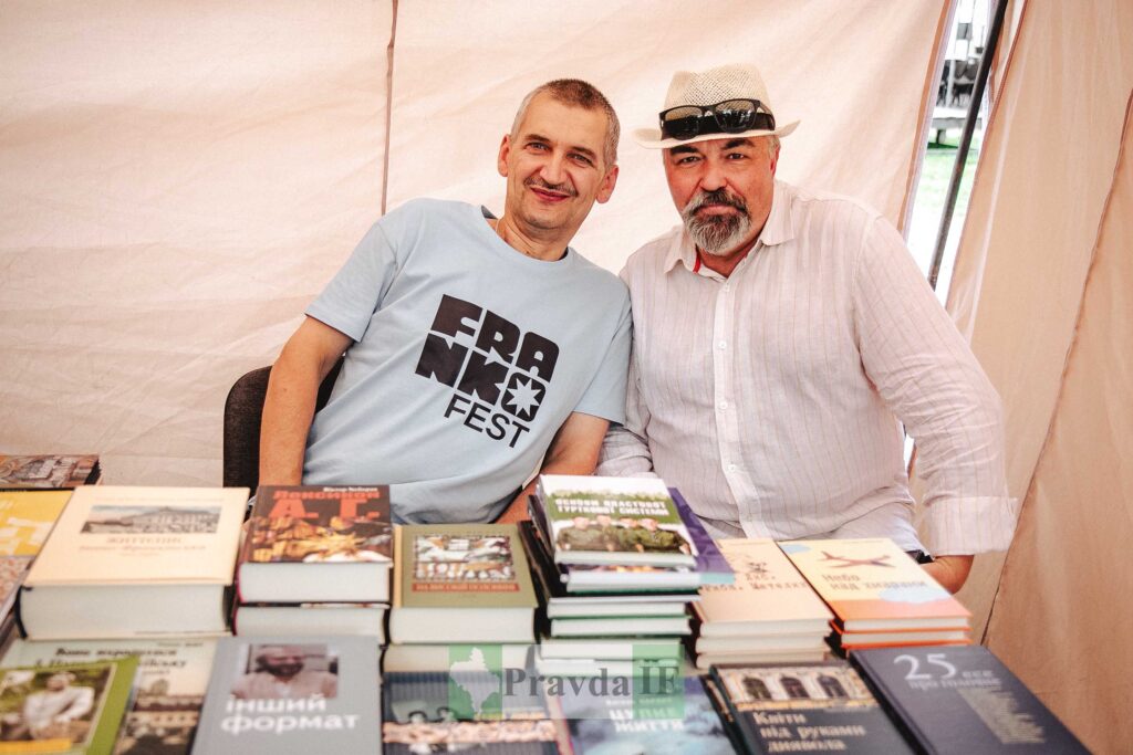 Двоє чоловіків на книжковій виставці, Франко Фест.