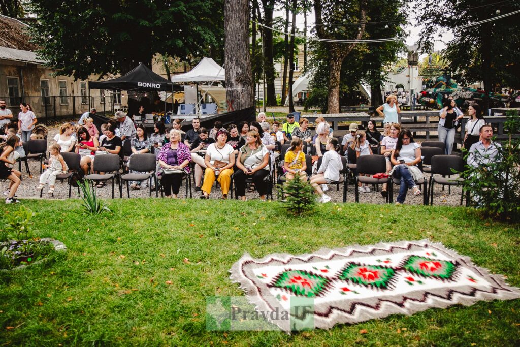 Глядачі на заході в парку під відкритим небом.