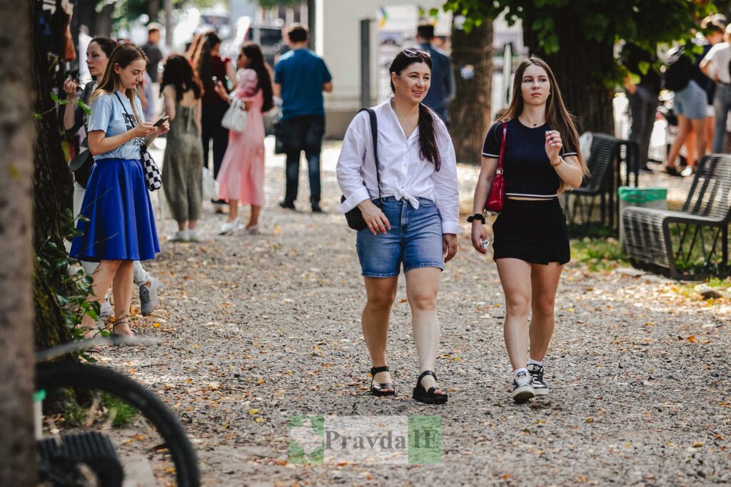 Молодь гуляє вулицею міста