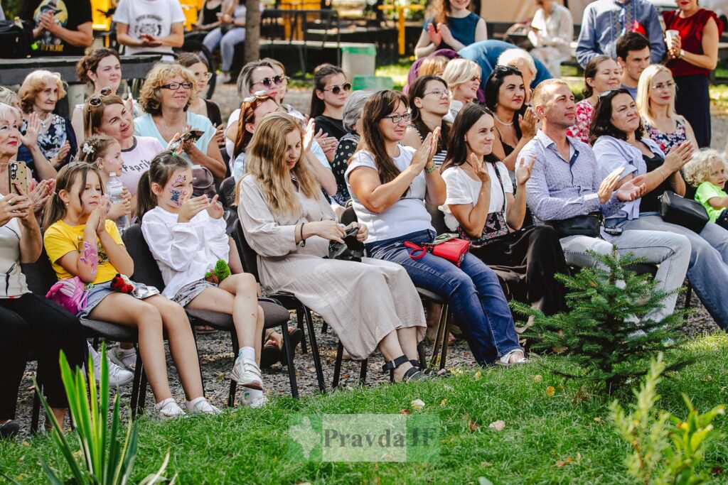 Група людей аплодує на свіжому повітрі