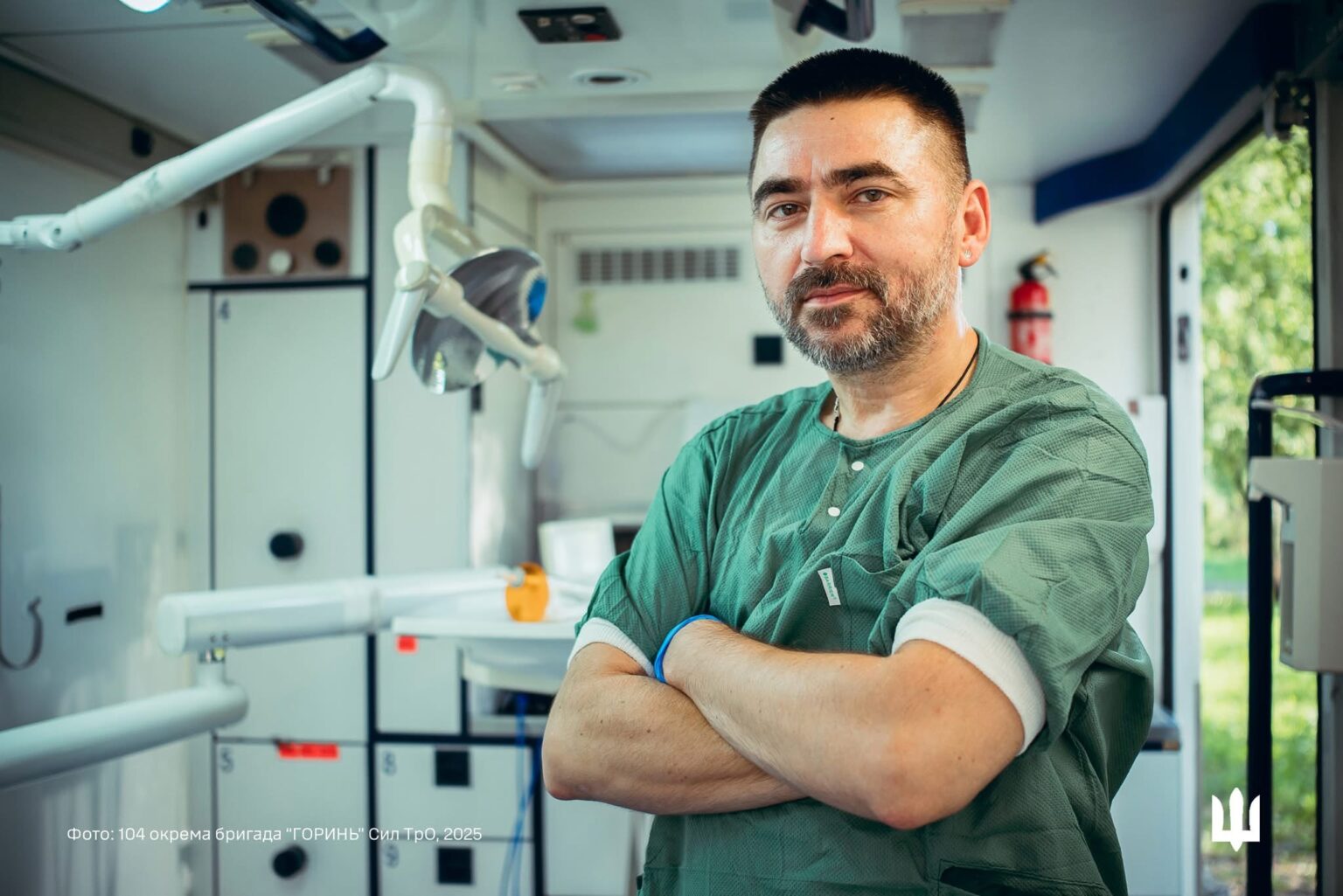 Лікар у військовому медичному приміщенні, портрет