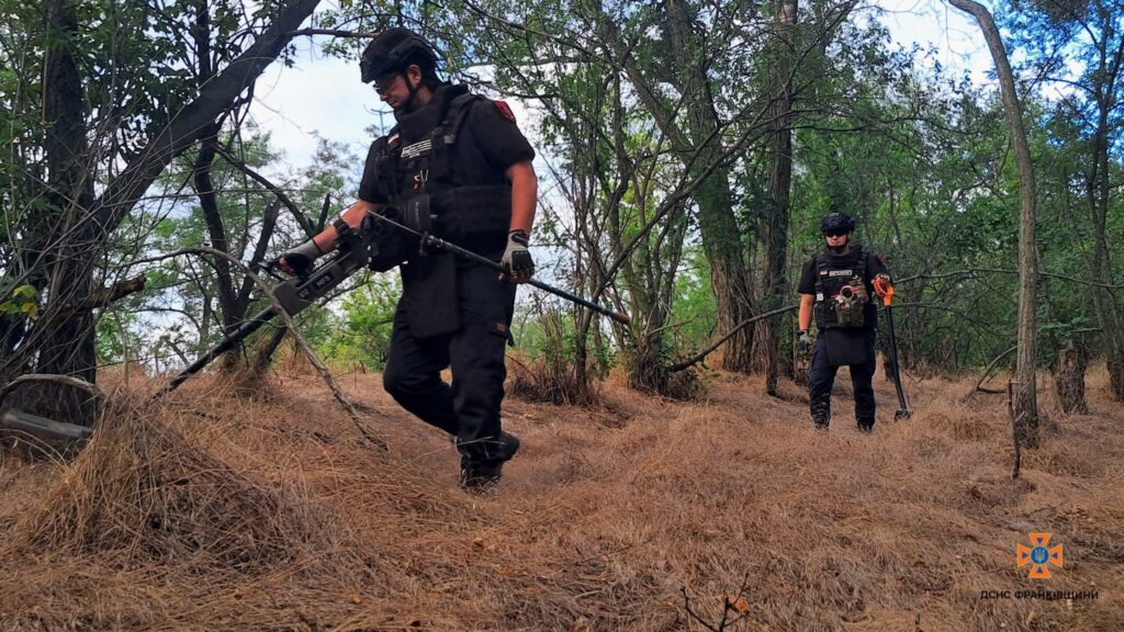 Прикарпатські піротехніки розміновують деокуповані території
