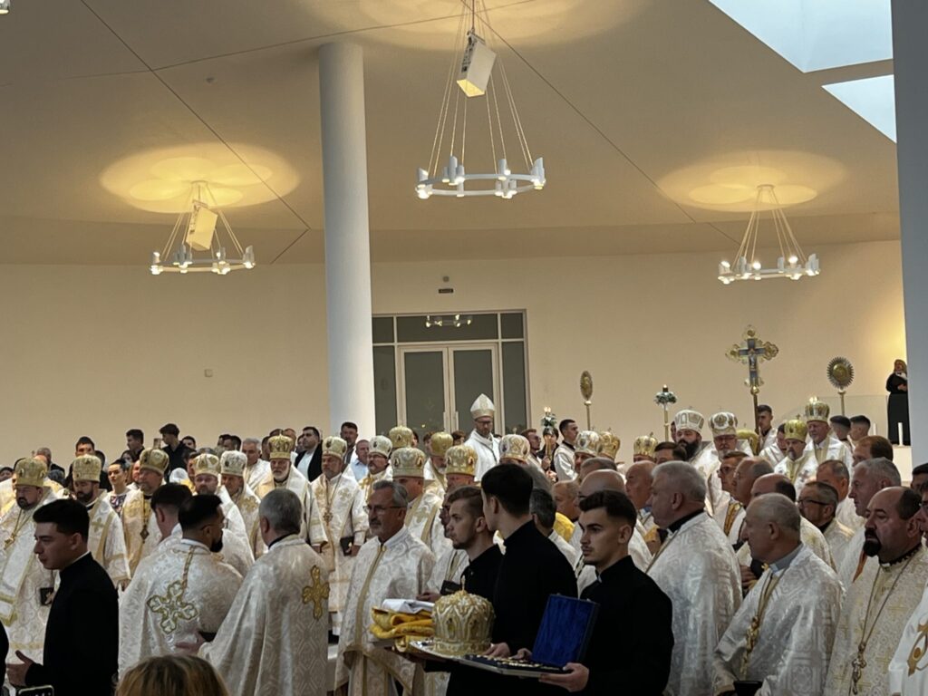 Церковна процесія у вишуканих білих ризах