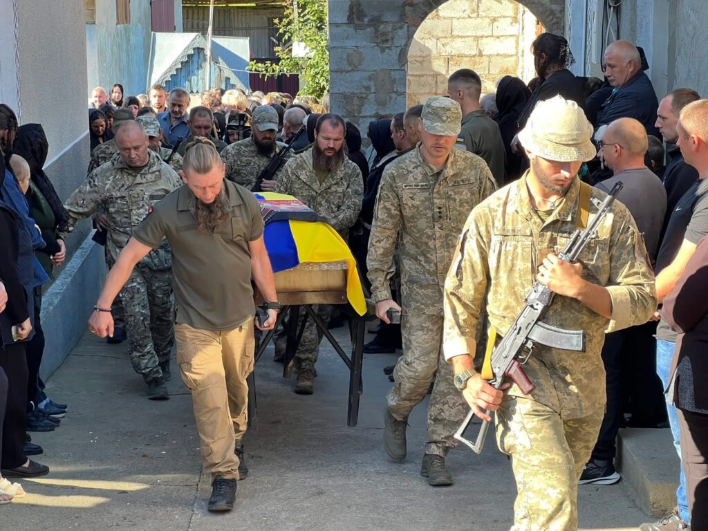 Похорон військового з українським прапором.