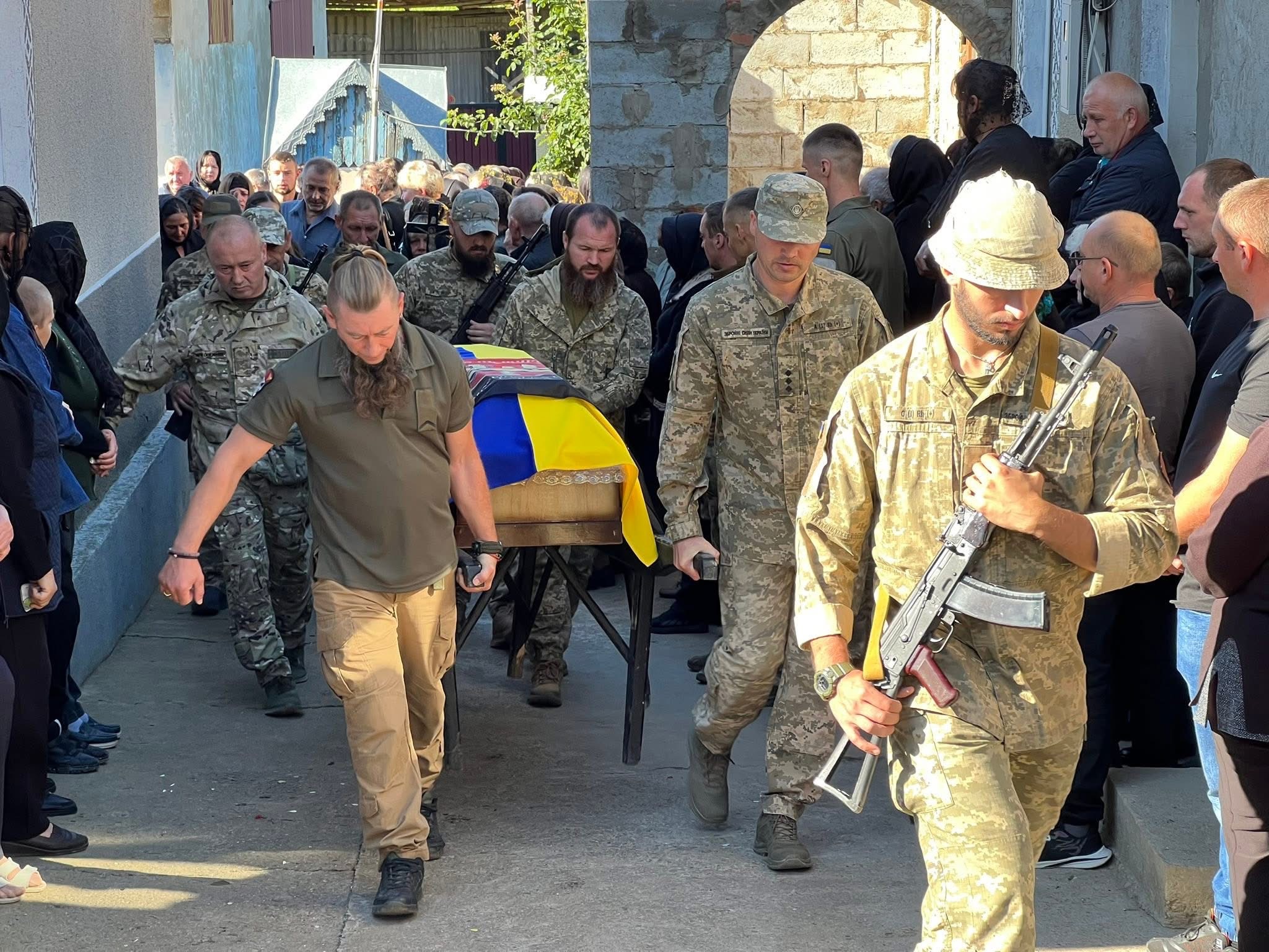 Похорон військового з українським прапором.