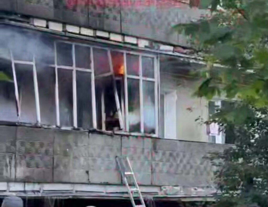 У Франківську на Набережній горить квартира. ФОТО