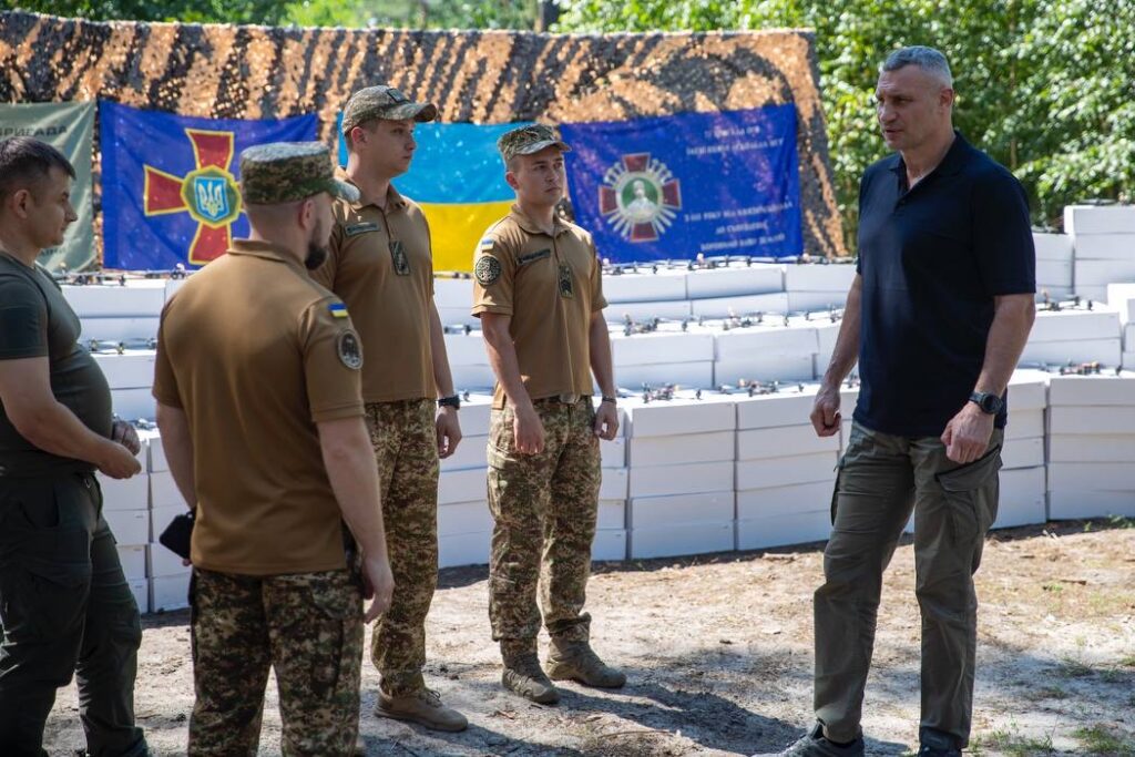Українські військові під час зустрічі на полігоні.