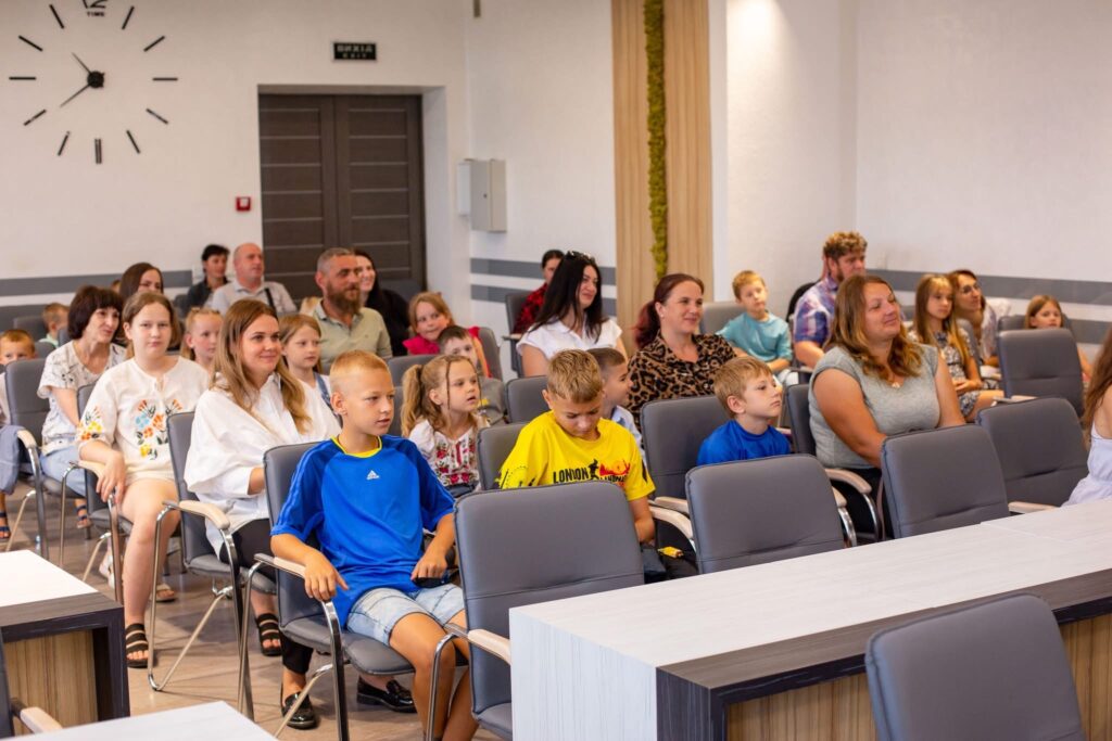 Група людей у конференц-залі під час заходу.