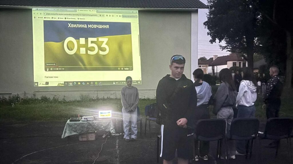 Відео з хвилиною мовчання на вулиці