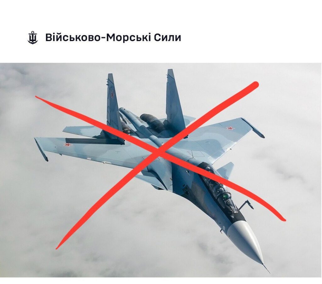 Винищувач з червоним хрестиком на фоні неба