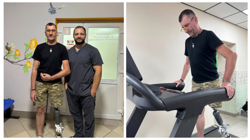 Чоловік з протезом проходить реабілітацію на біговій доріжці.