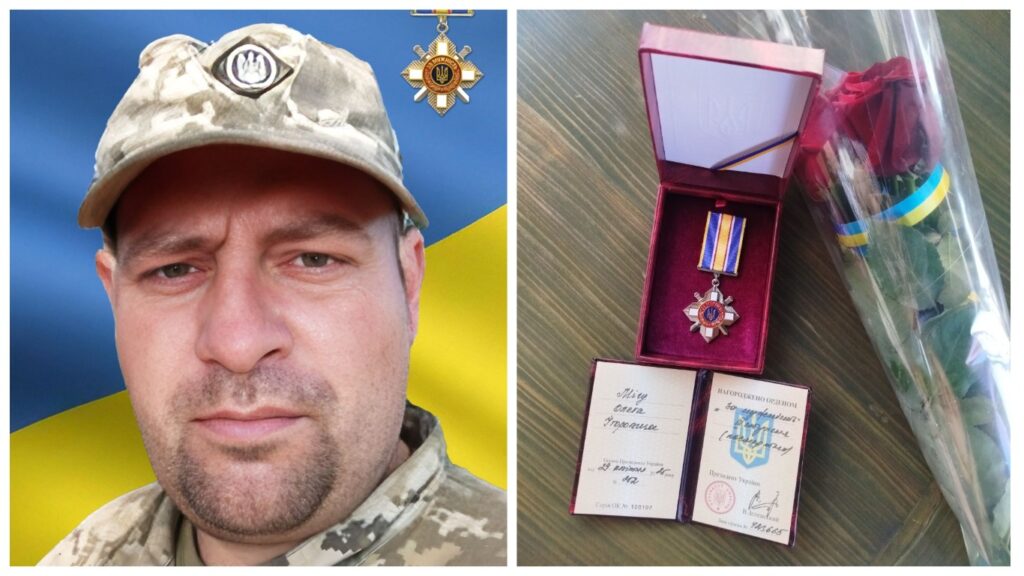Медаль вручена українському військовому на фоні прапора