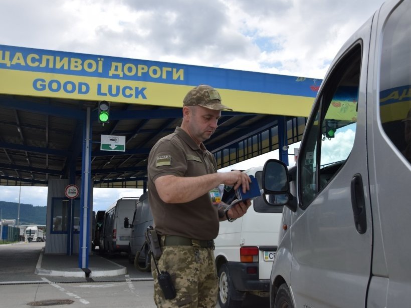 На кордоні розпочався пропуск чоловіків від 18 до 23 років