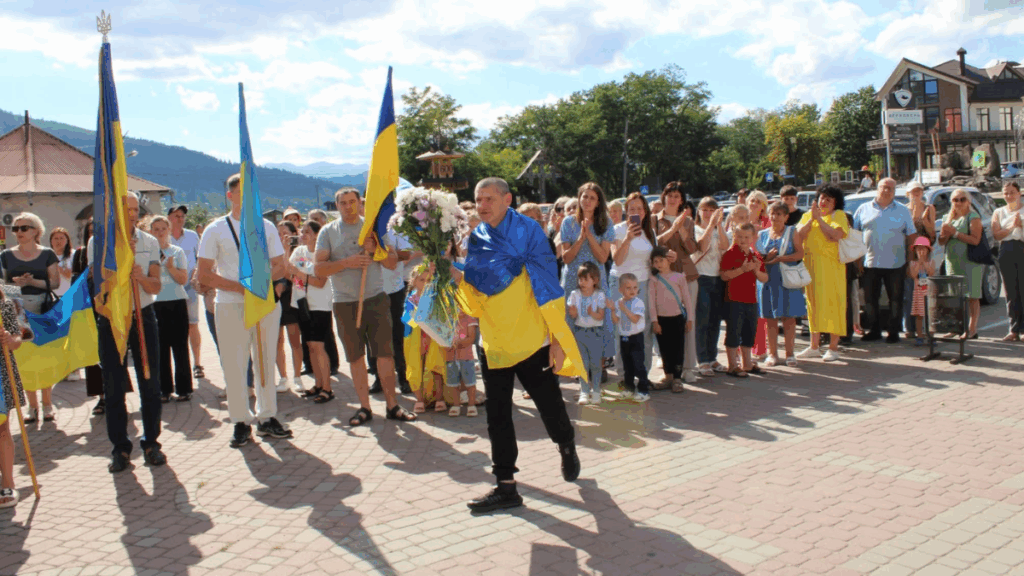 Люди з прапорами України на вулиці