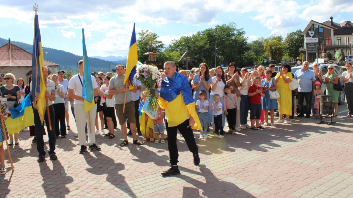 Люди з прапорами України на вулиці