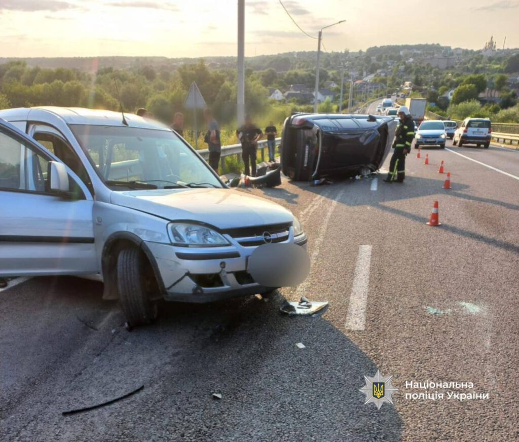 Дорожня аварія з перекинутим автомобілем на шосе.