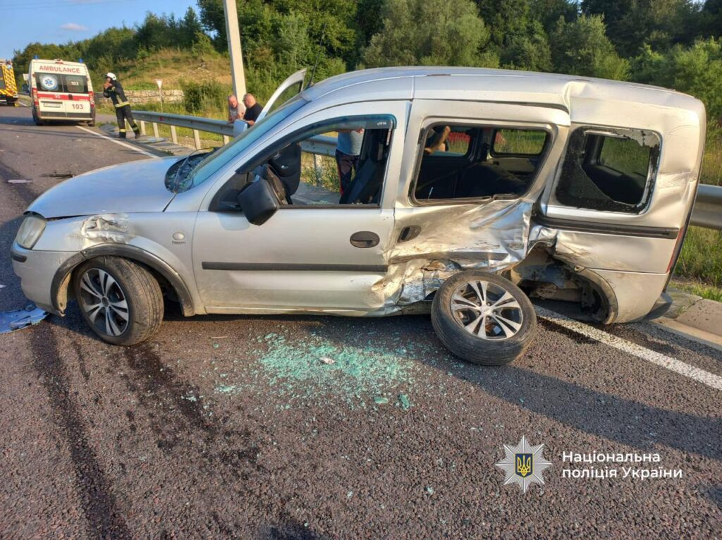 Пошкоджений автомобіль після аварії на дорозі.
