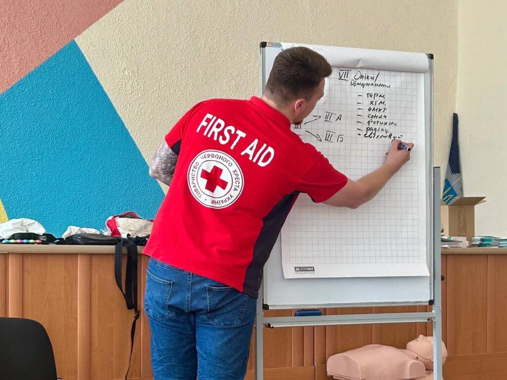 Інструктор Червоного Хреста викладає першу допомогу