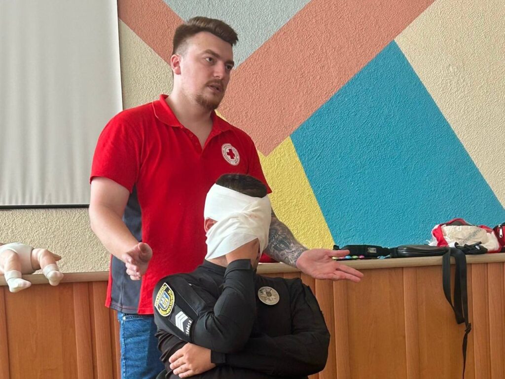 Навчання першій допомозі, інструктор з чол.