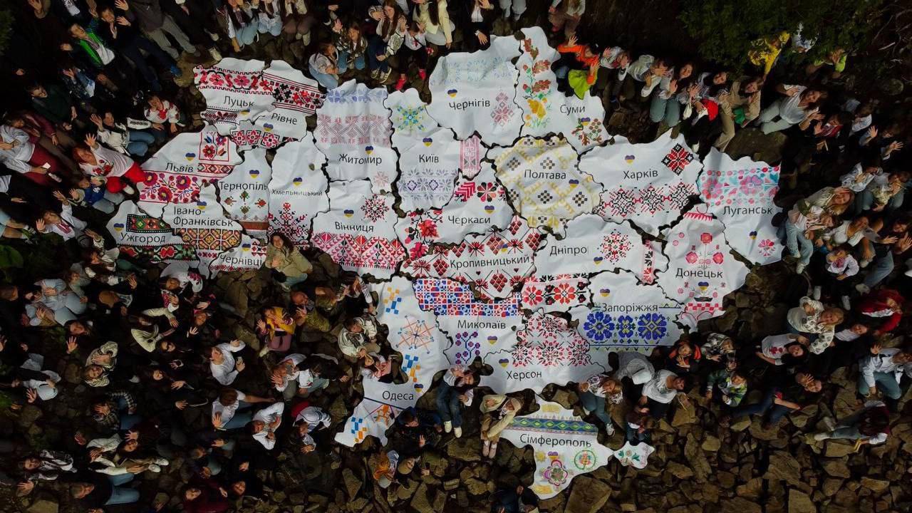 На Івано-Франківщині діти склали найбільшу мапу України з пазлів. ФОТО