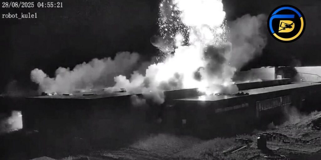 Вибух на будівлі вночі, чорний дим піднімається