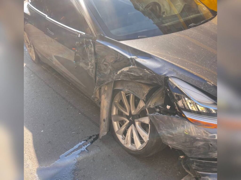 Пошкоджений автомобіль після аварії на дорозі.