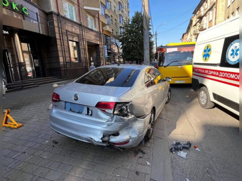 ДТП у місті, пошкоджене авто, карета швидкої