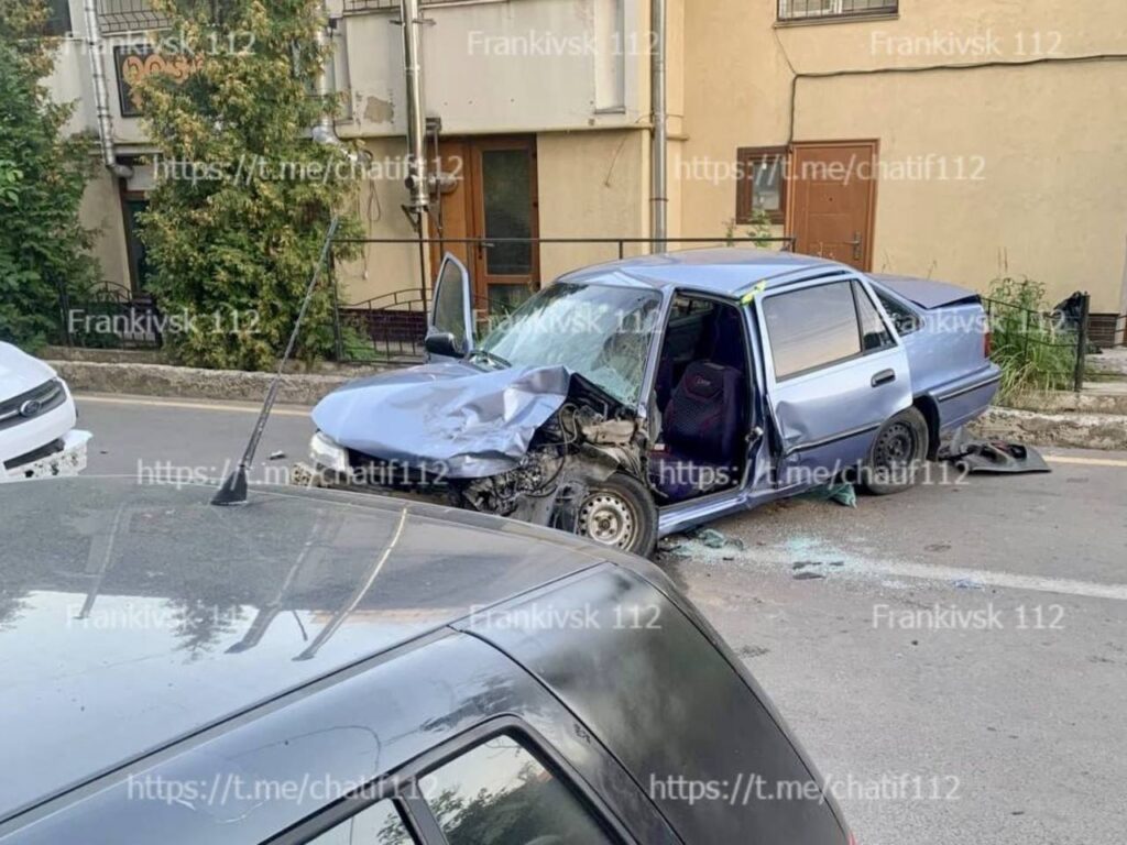 Аварія на дорозі з пошкодженим автомобілем