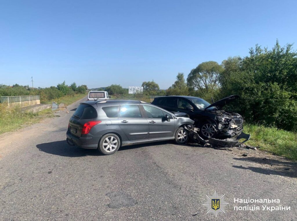 ДТП на дорозі з двома автівками.