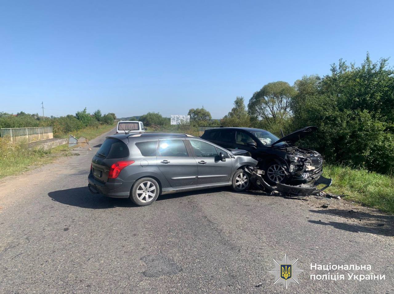 ДТП на дорозі з двома автівками.