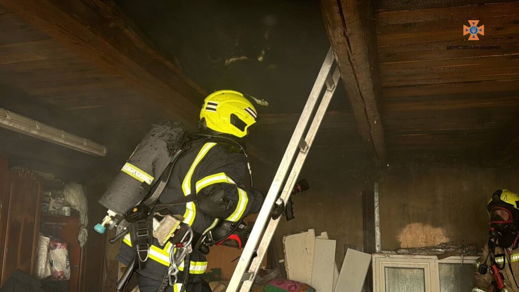 Пожежники працюють усередині задимленої будівлі