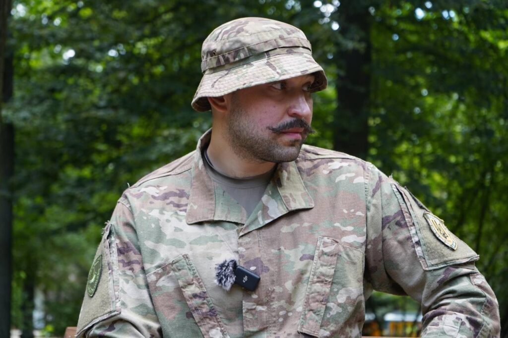 Військовий у камуфляжній формі на природі