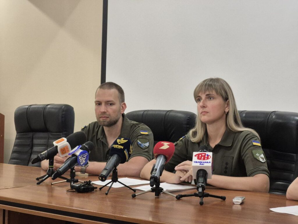 Прес-конференція військових в Україні з мікрофонами.