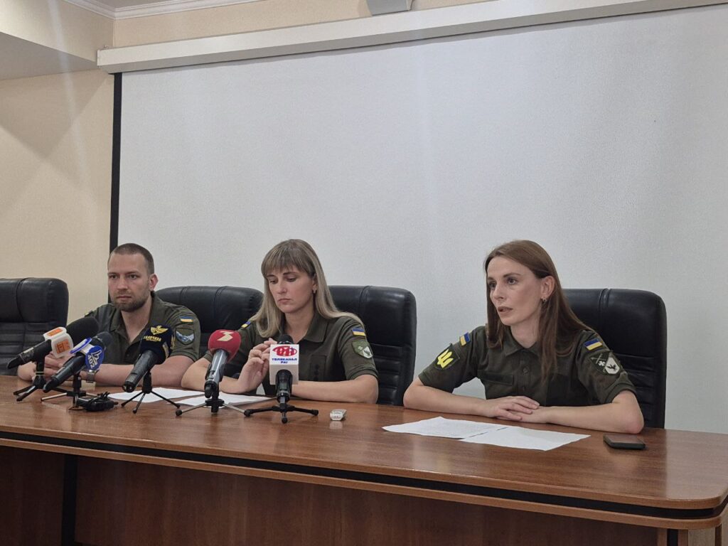 Пресконференція українських військових із мікрофонами