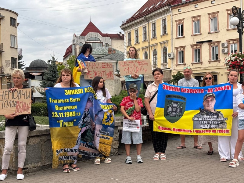 У Франківську відбулася акція на підтримку полонених і безвісти зниклих. ФОТО