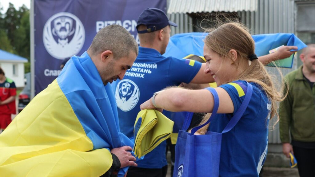 Люди з українськими прапорами на заході