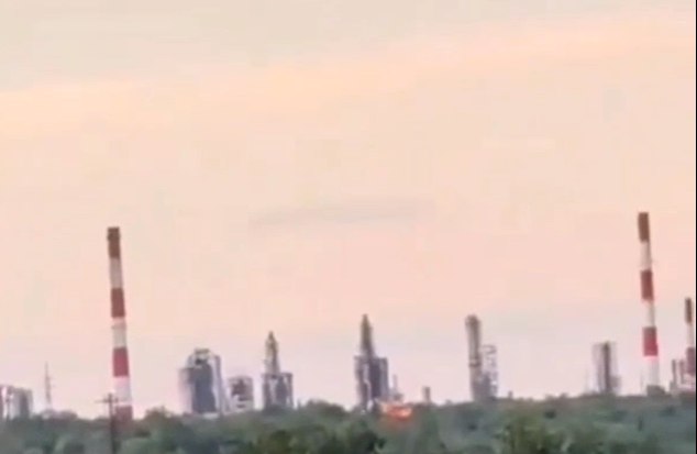 Промисловий завод на фоні неба