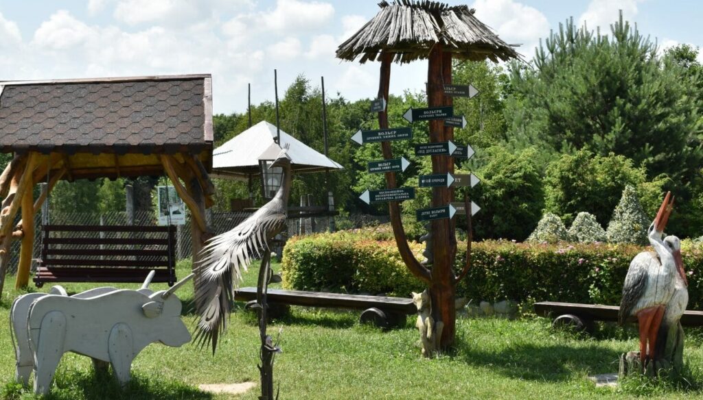 Паркові скульптури з дерева та вказівниками