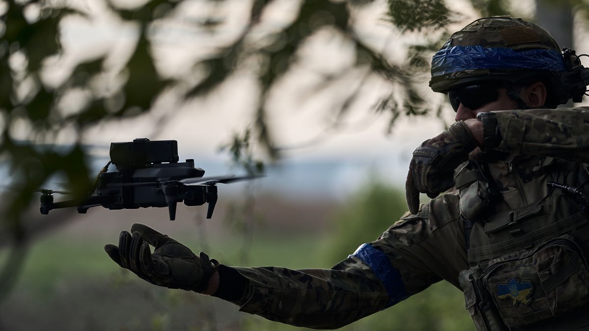 Військовий керує безпілотником на місцевості