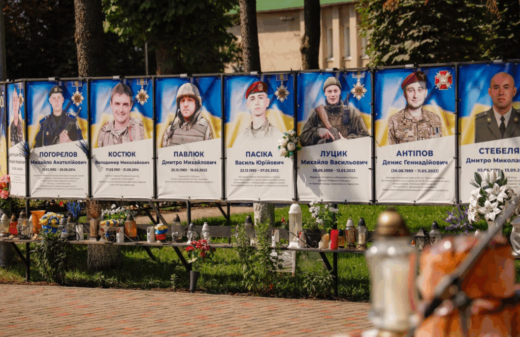 Меморіал загиблим українським солдатам з фотографіями.